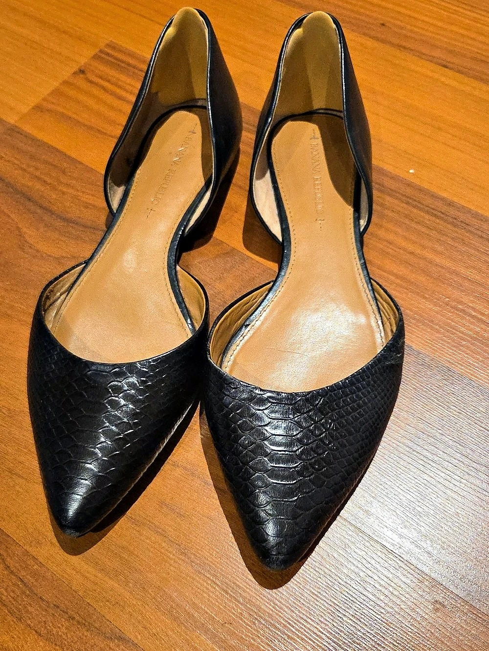 Banana Republic Pointed Toe Flats in Black Size 9